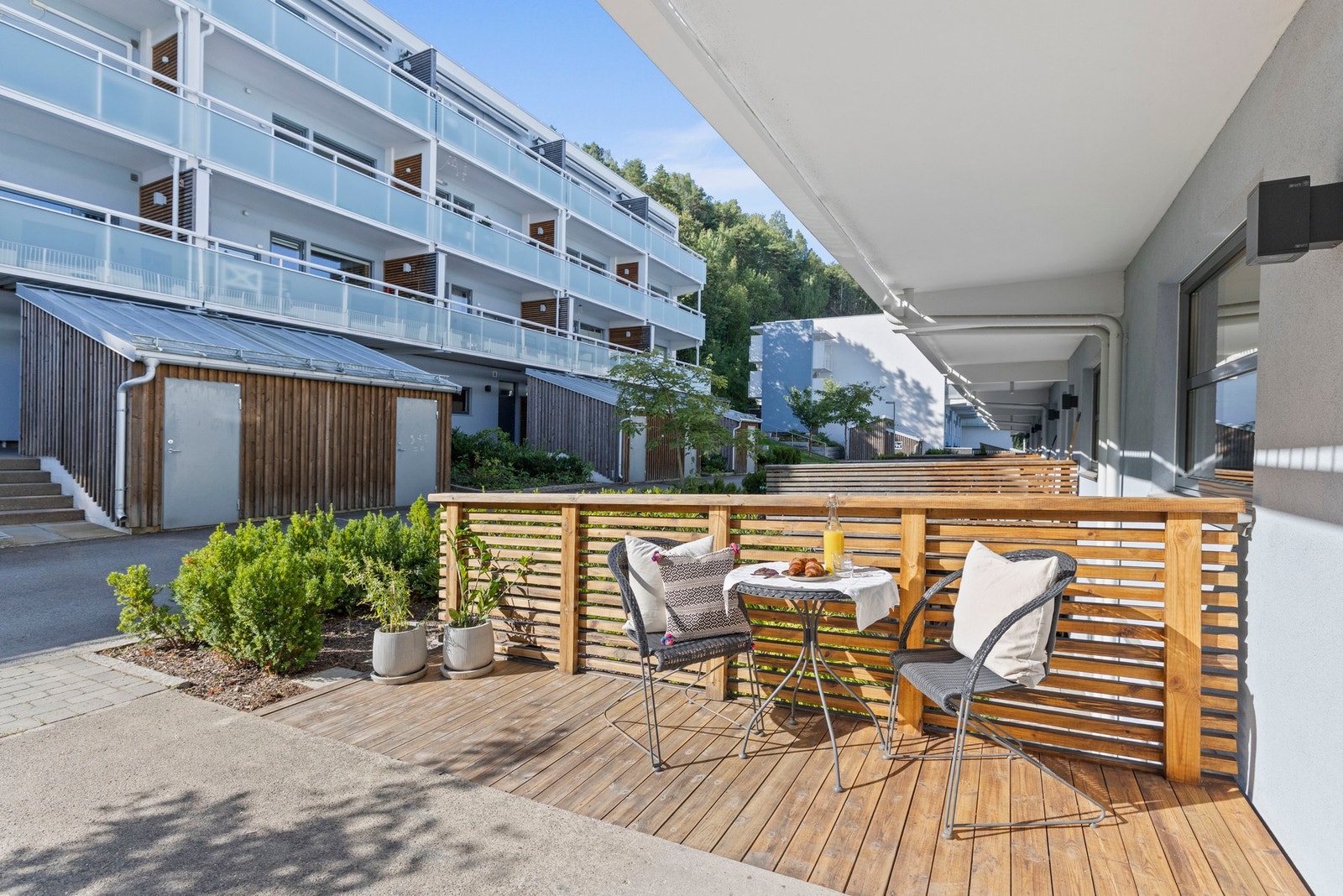 Her får du enda en uteplass - perfekt for en liten sittegruppe og hyggelige kaffestunder. Galleribilde