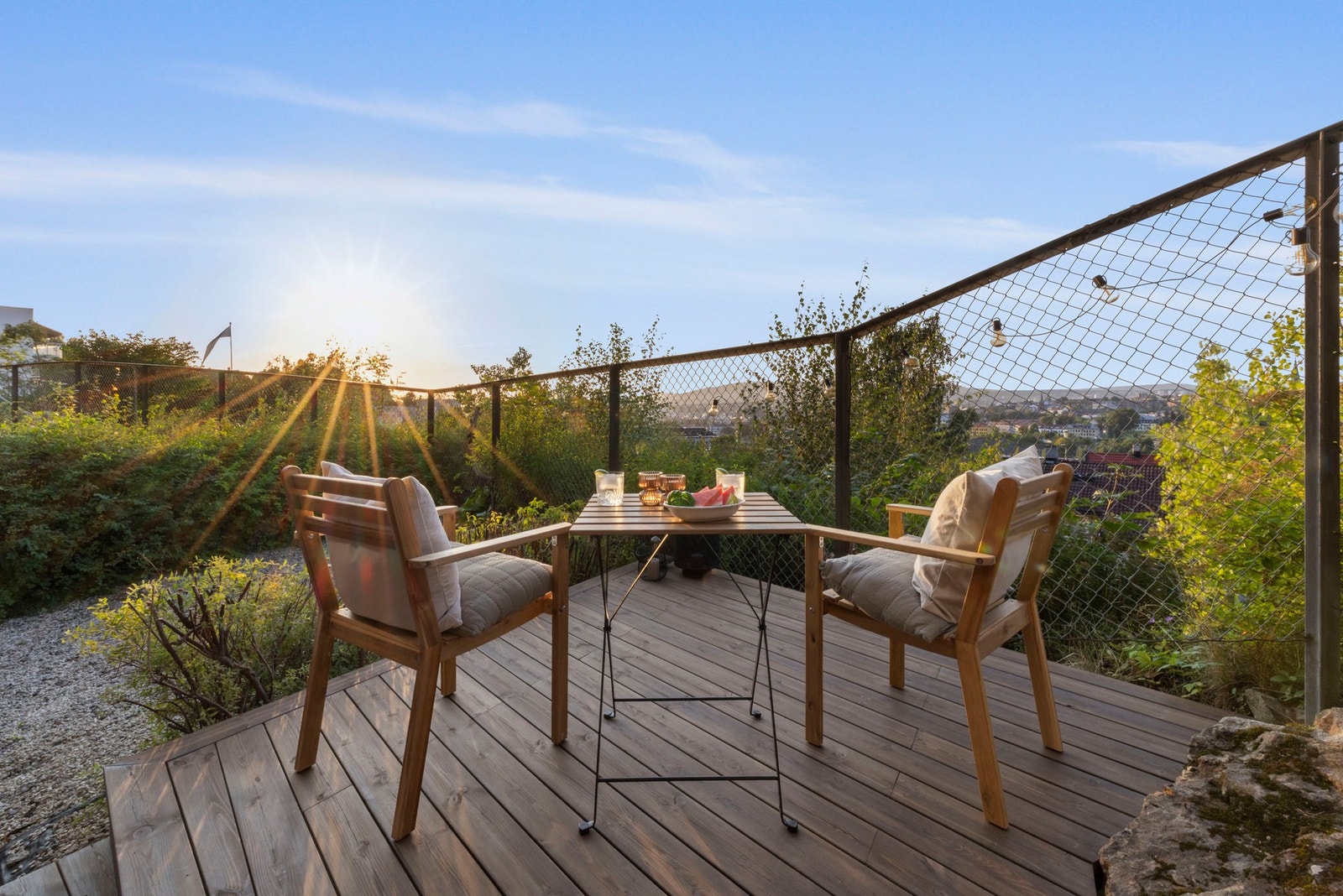 Terrasse med nydelig utsikt og flotte solforhold. Galleribilde