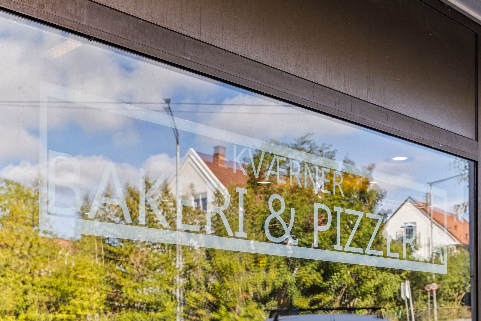 Ca. 4 minutter gange finner du Kværner Bakeri & Pizza - et meget hyggelig nabolagspizzeria! Galleribilde