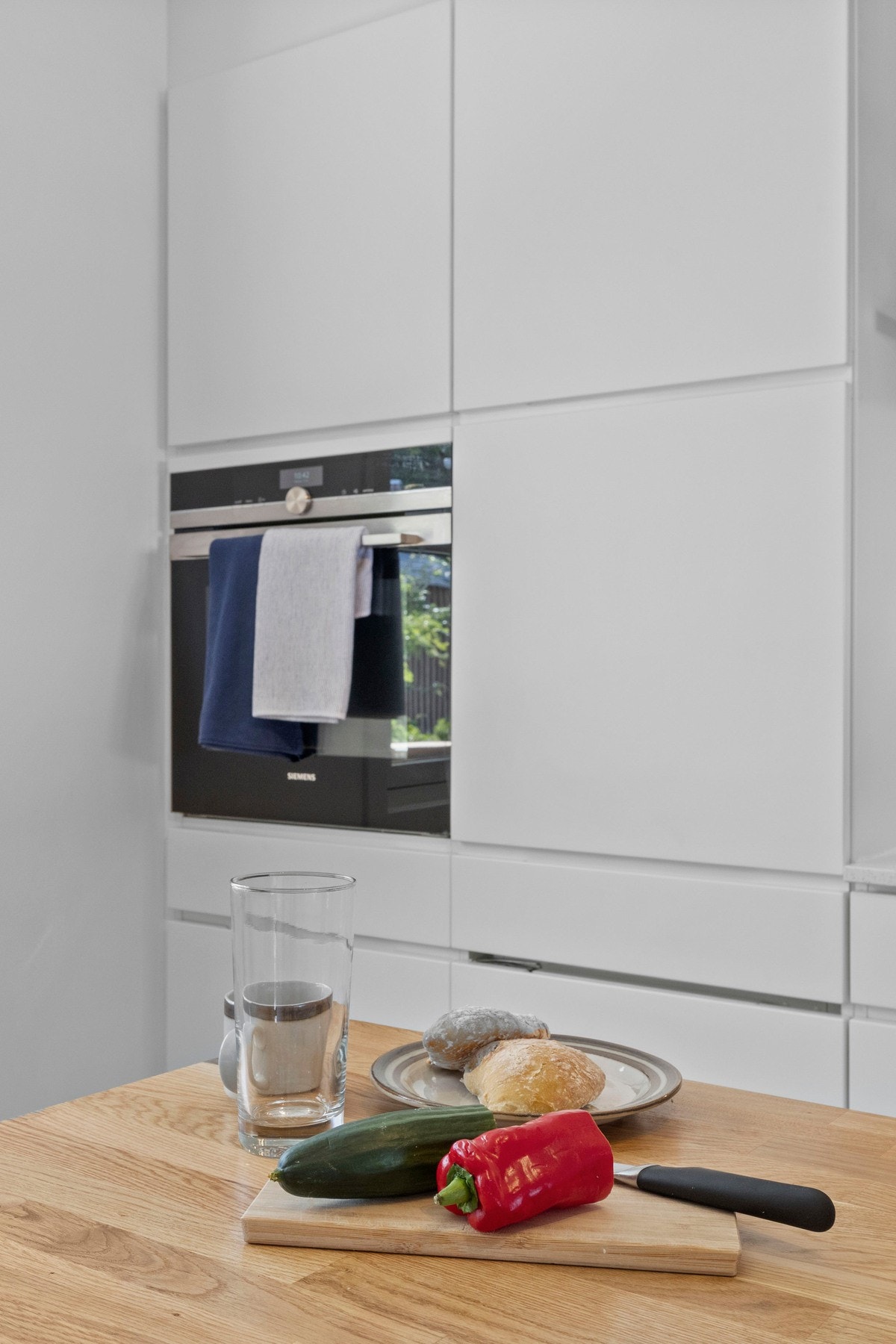 Kjøkkenet er utstyrt med integrerte hvitevarer. Galleribilde