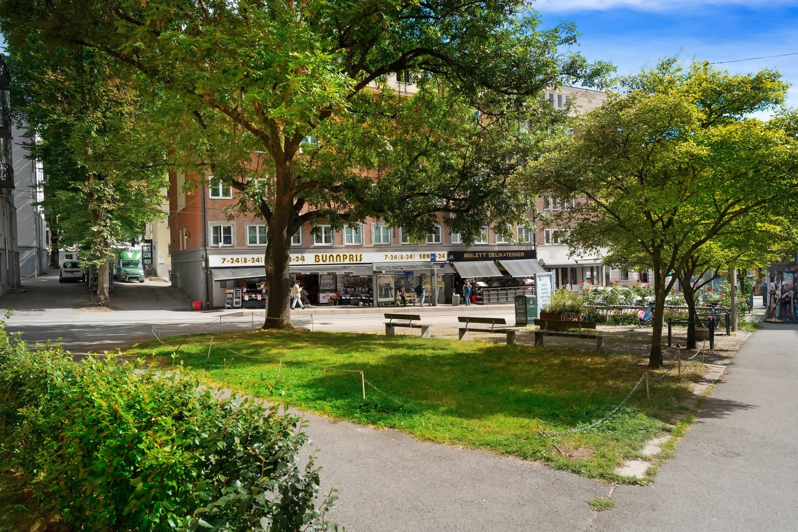 Populært og ettertraktet nabolag. Kollektivstoppet "Stensgata" med 17- og 18- trikkken ligger under 1 minutt gange fra leiligheten. Galleribilde