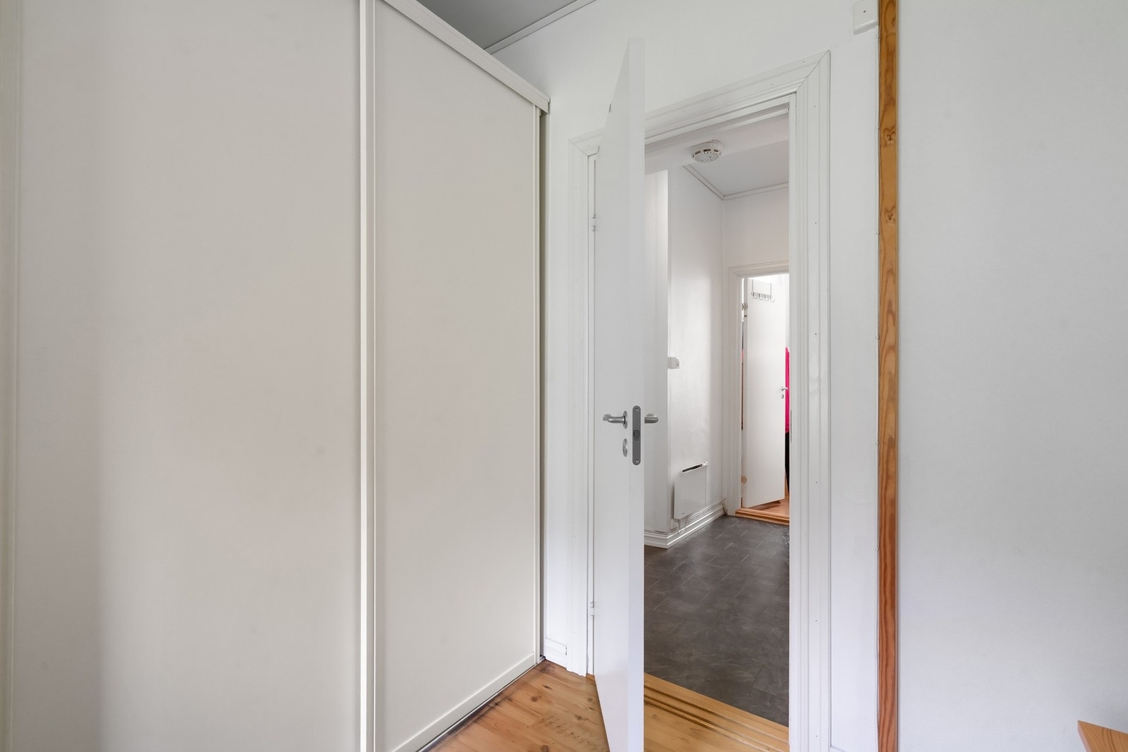 Gode oppbevaringsmuligheter i stor skyvedørsgarderobe. Galleribilde