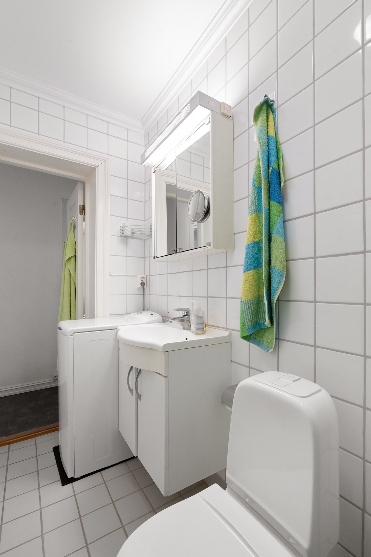 Det er opplegg for vaskemaskin på badet. Galleribilde