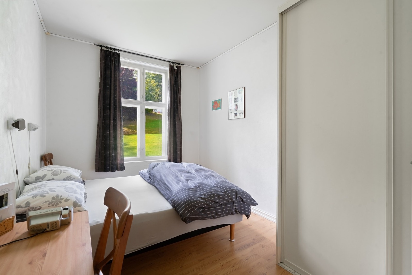 Rommet vender mot Stensparken. Galleribilde
