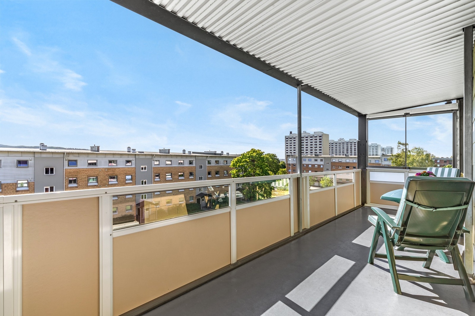 Innglassing på høyre side som gir skjerming og et mer privat uterom. Galleribilde