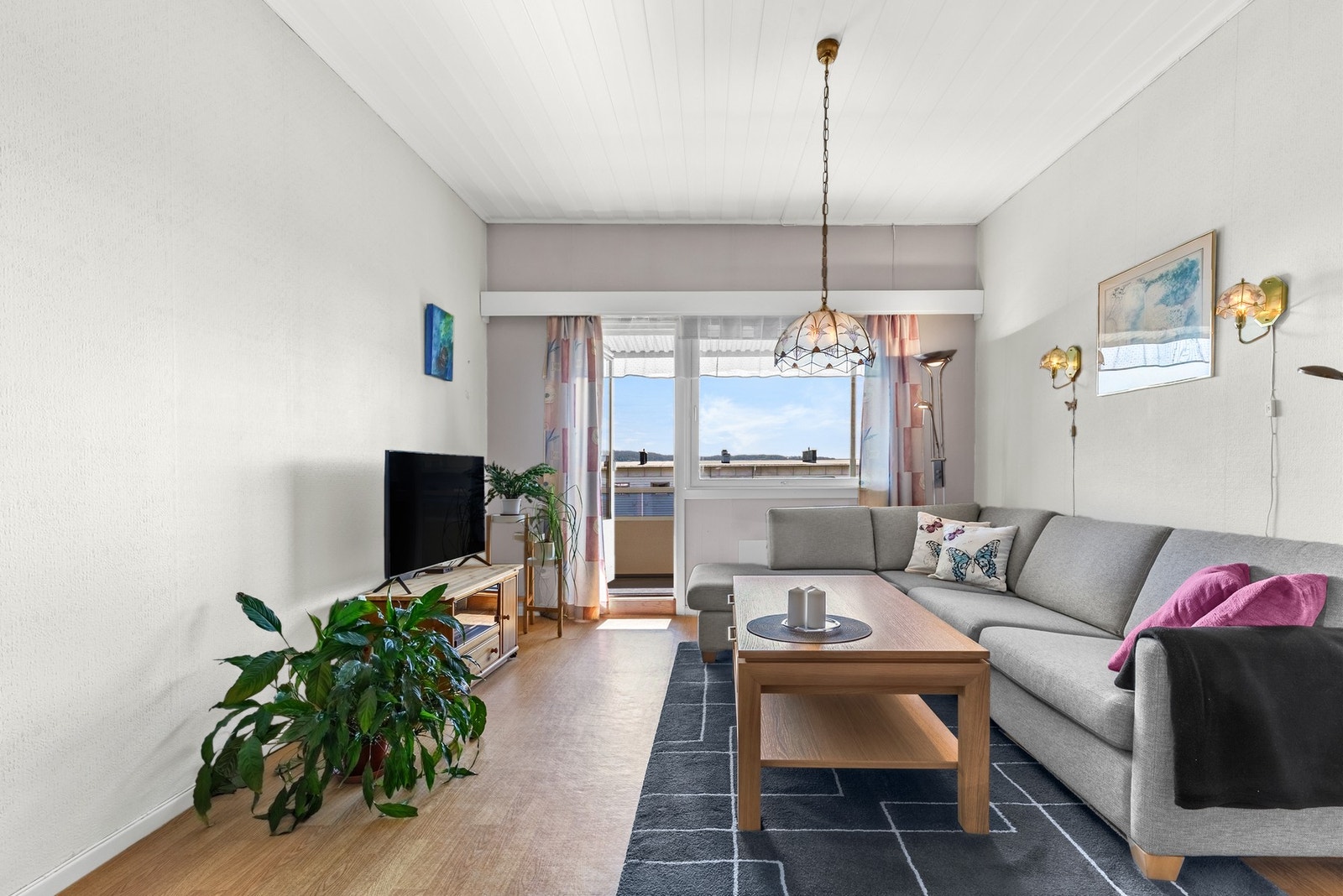 Store vindusflater slipper inn rikelig med naturlig lys. Galleribilde