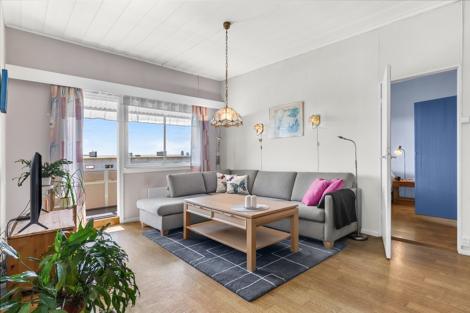 Boligen har potensial med en praktisk planløsning og romslige oppholdsrom. Galleribilde