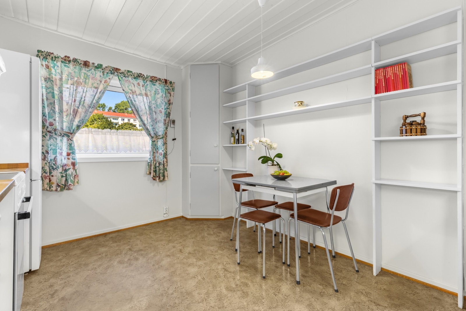 Rommets layout er funksjonell og utnytter plassen godt. Galleribilde