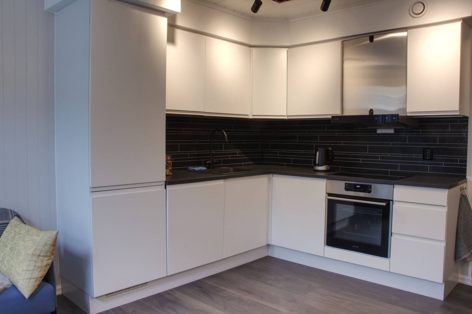 Moderne kjøkken med integrerte hvitvarer Galleribilde