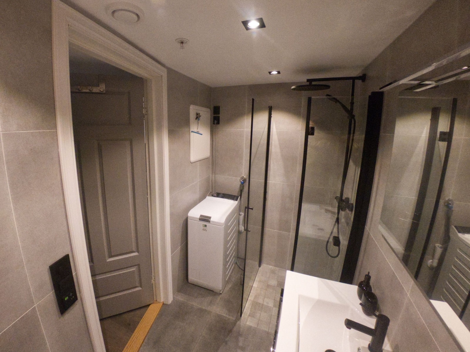 Moderne bad med dusjhjørne Galleribilde