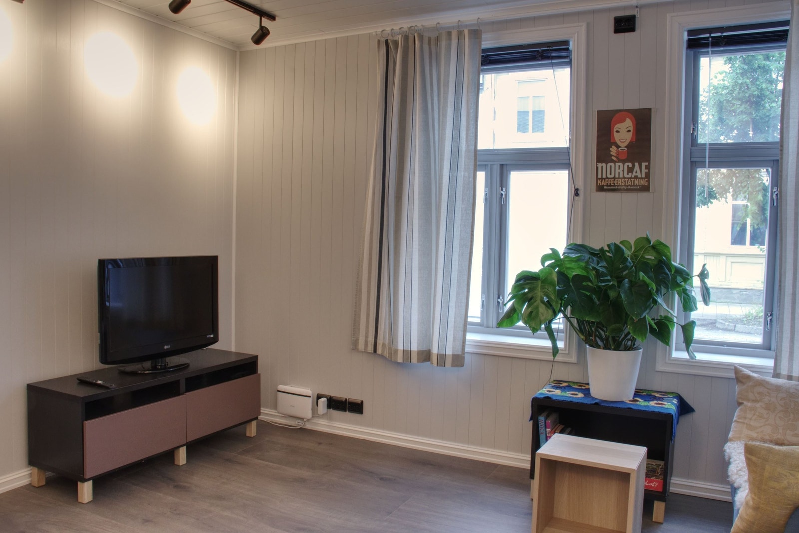 God plass til spise/arbeidsbord og tv. Innlagt fiber og tv. Galleribilde