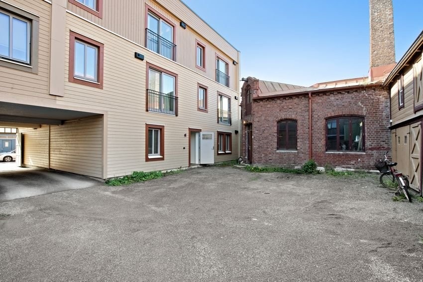 Bakgård. Tilgang til bod som følger med leiligheten. Bilparkering må avtales med sameiet. Galleribilde