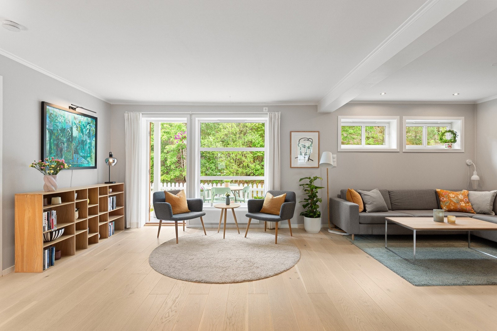 Fra stuen har du adkomst til terrasse og hageflekk. Galleribilde