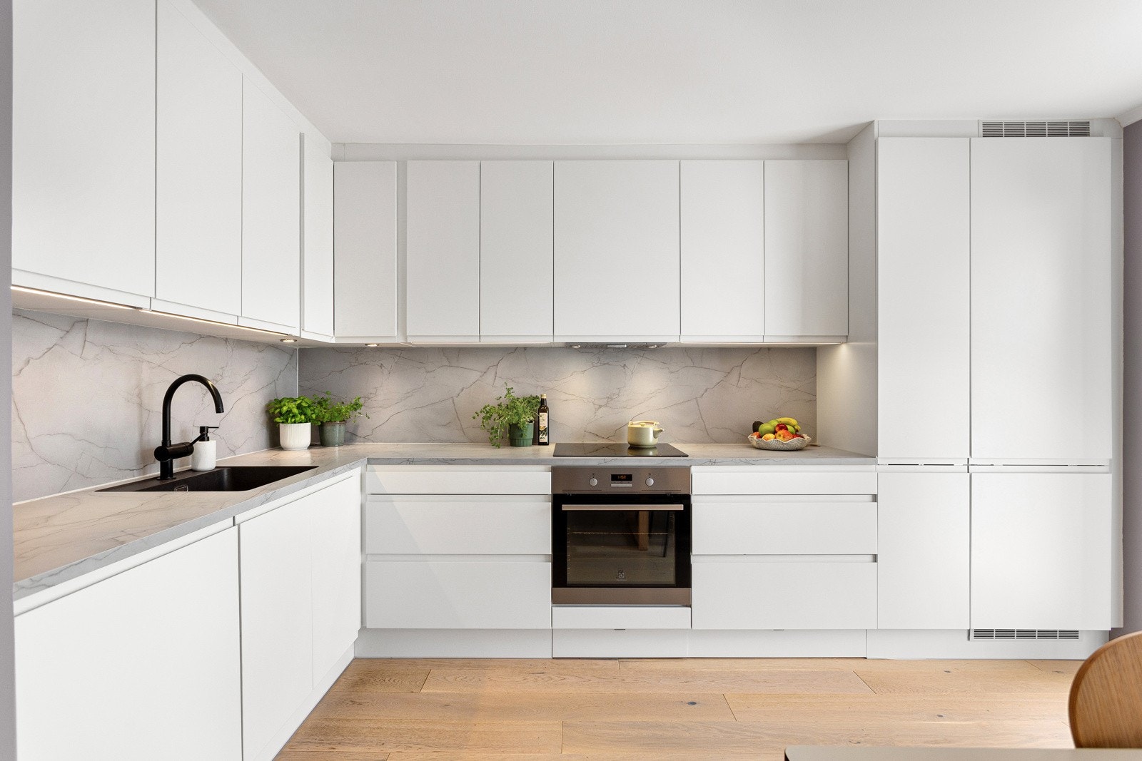 Her får du et moderne HTH kjøkken fra 2020 med integrerte hvitevarer. Galleribilde