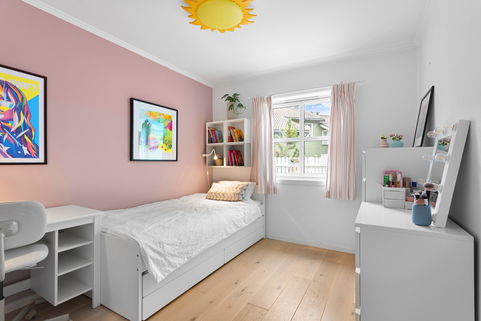 Soverom 2 er av god størrelse med god plass til seng/dobbeltseng, skrivebord og oppbevaring. Galleribilde