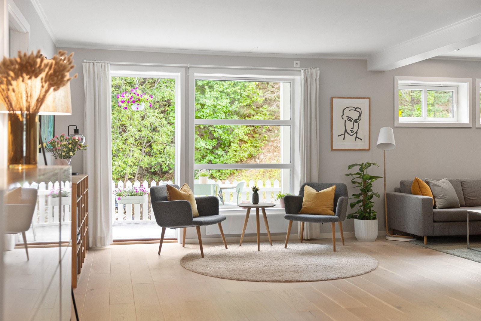 Foran vindu og terrassedør kan man innrede med lounge e.l. Galleribilde