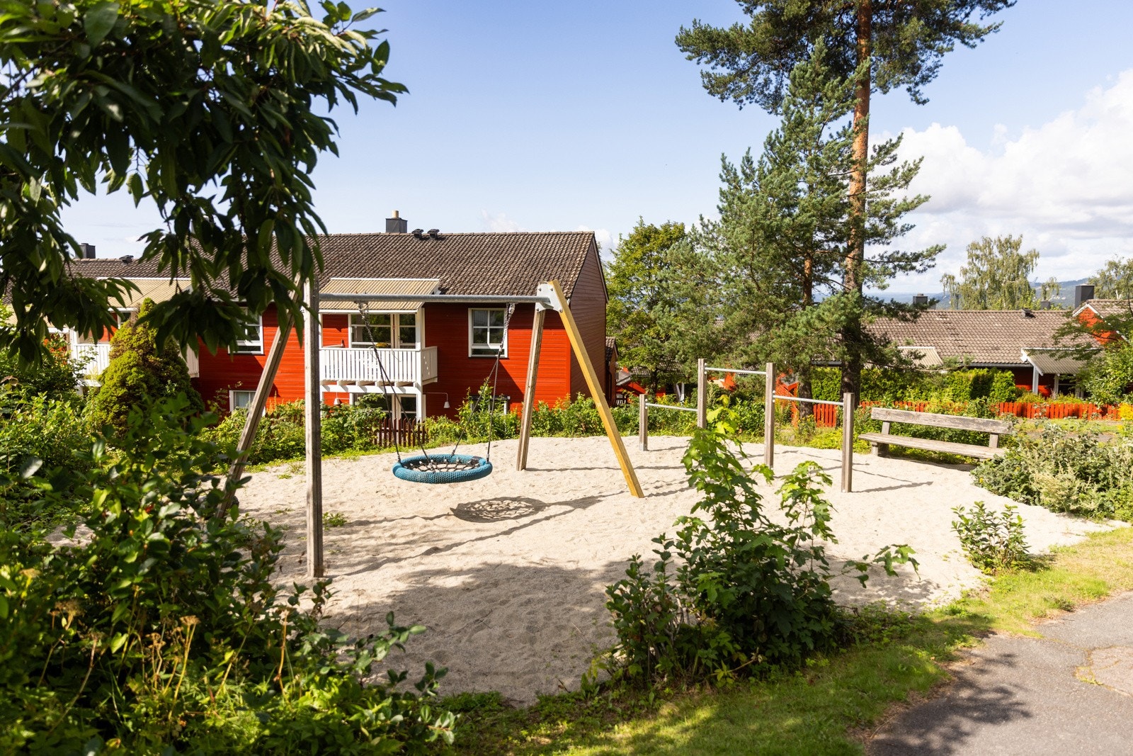 Det er flere lekeplasser på tomten. Galleribilde