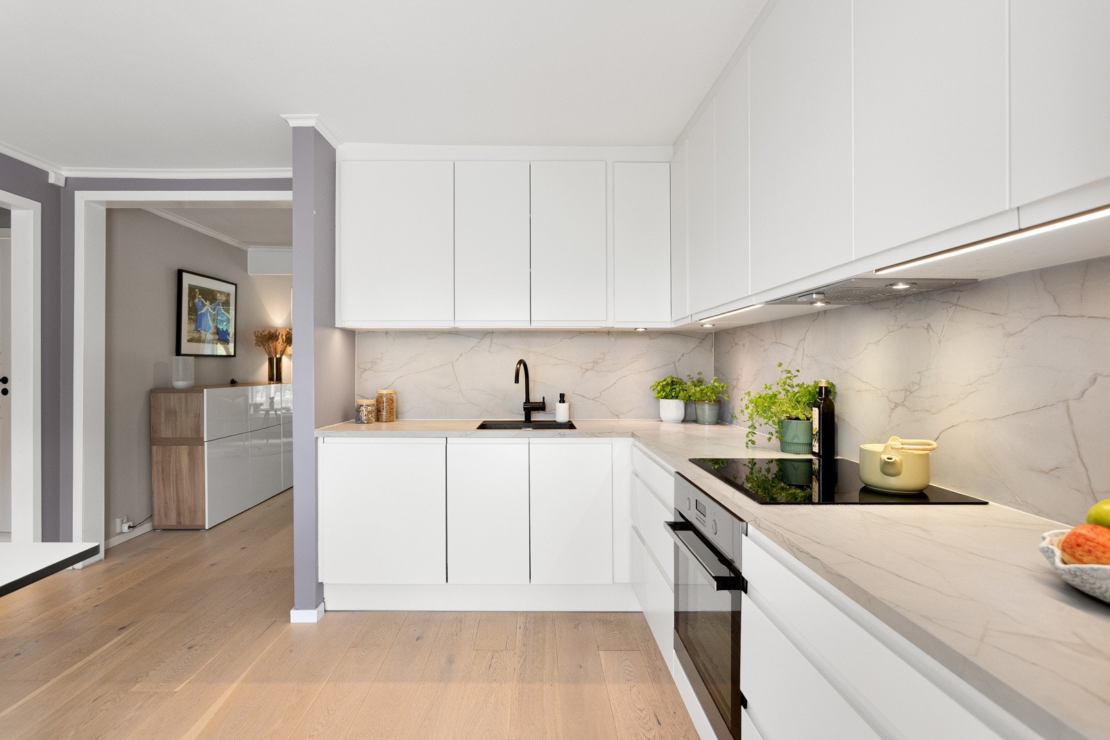 Delikat benkeplate som også er lagt mellom benkeplate og overskap. Galleribilde