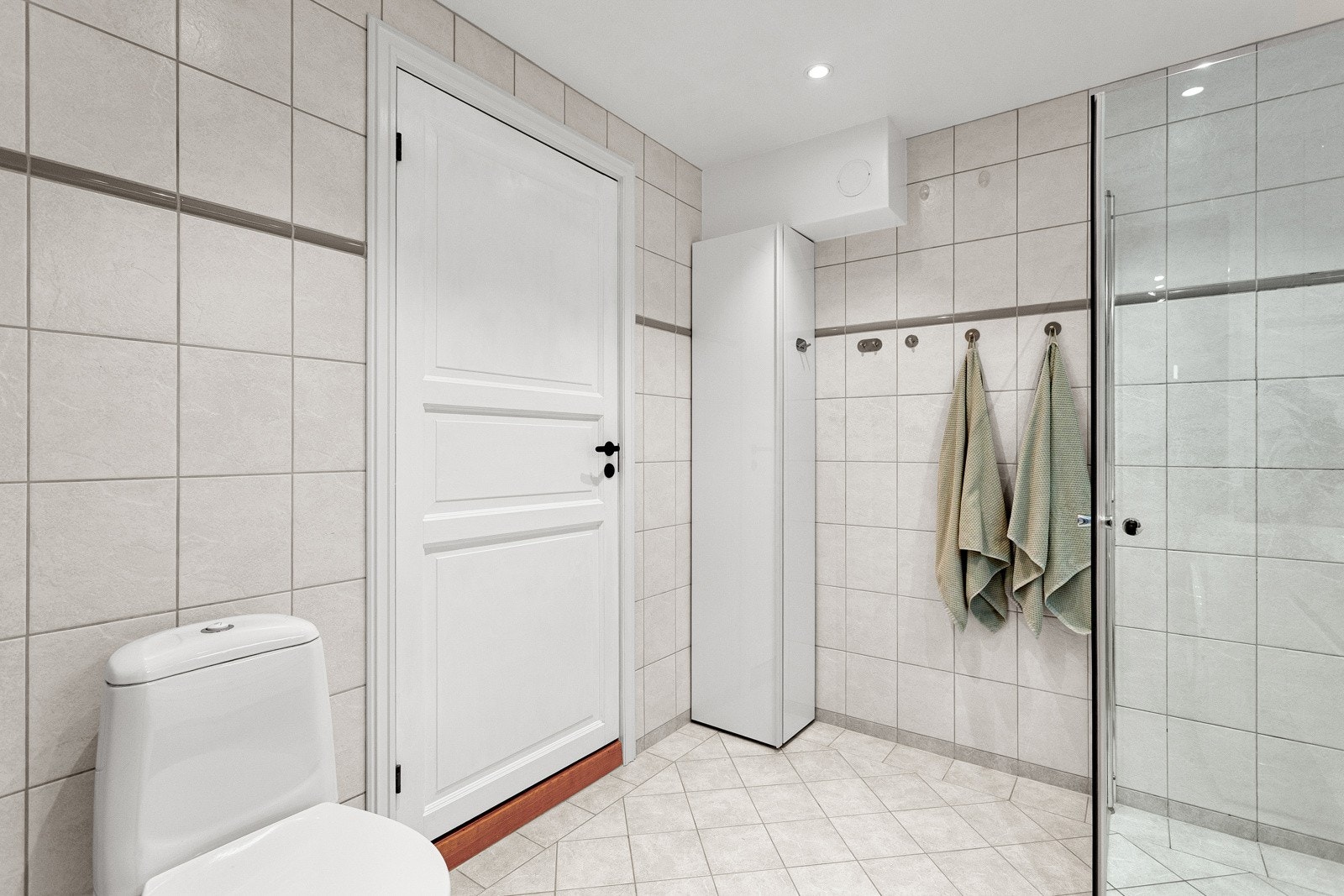 Badet fikk downlights, nye dusjvegger og armatur i 2020. Galleribilde