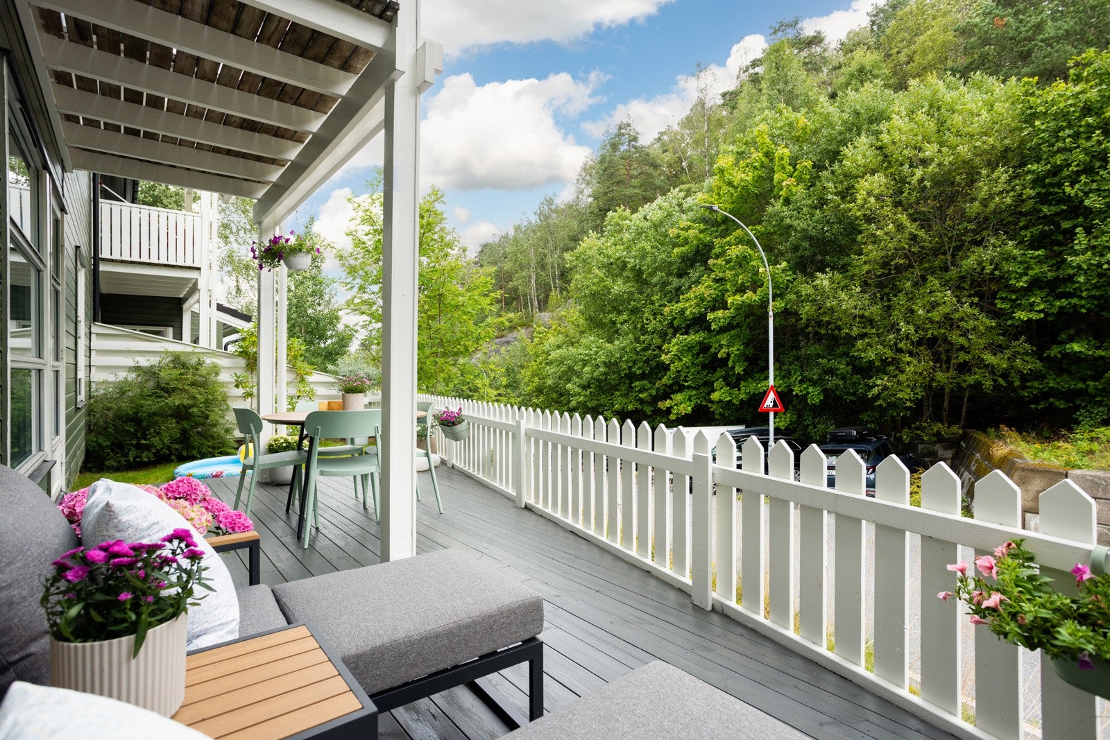 Fin og grønn utsikt mot skogen. Galleribilde