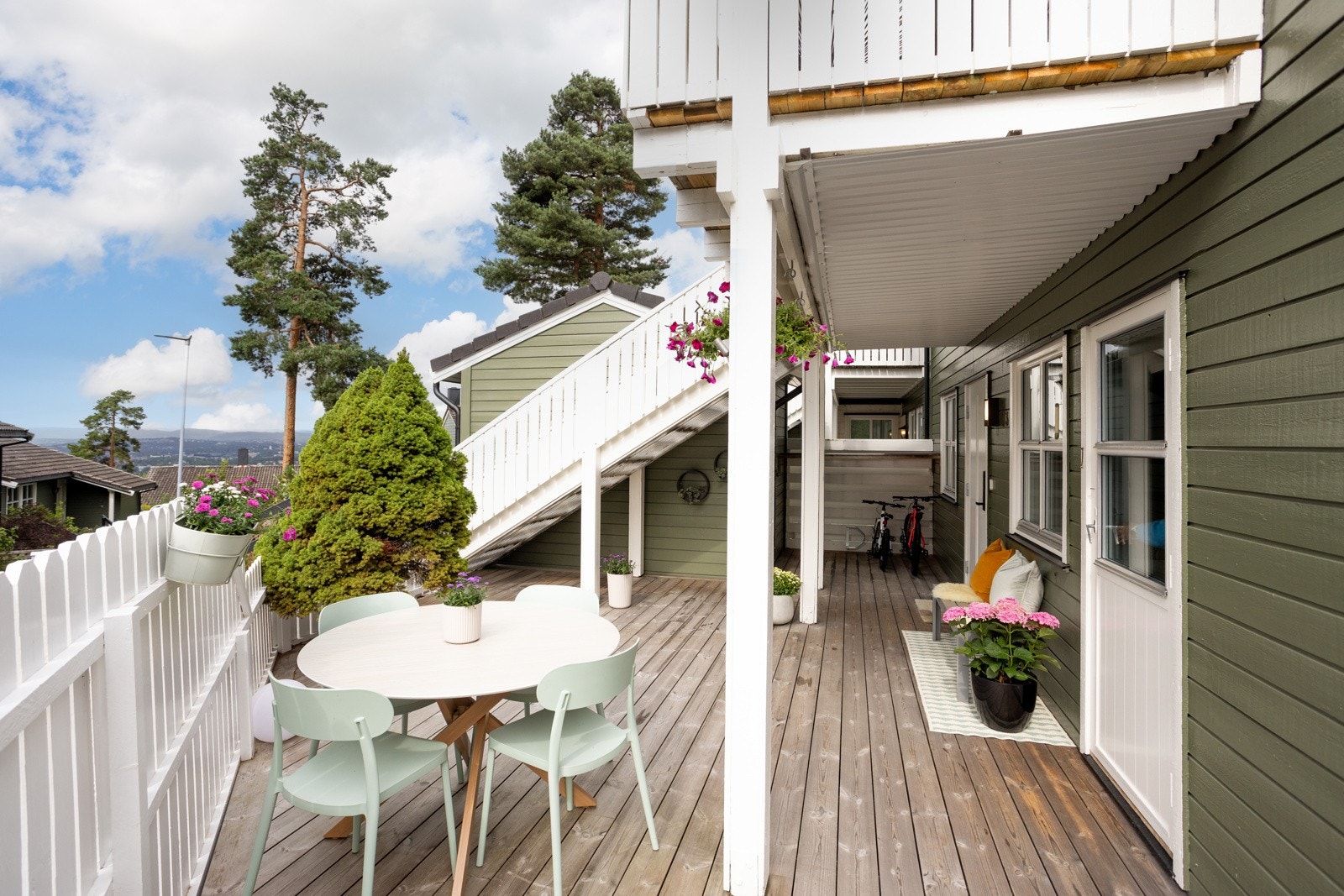 Her ute har du god plass til spisebord og grillområde. Galleribilde