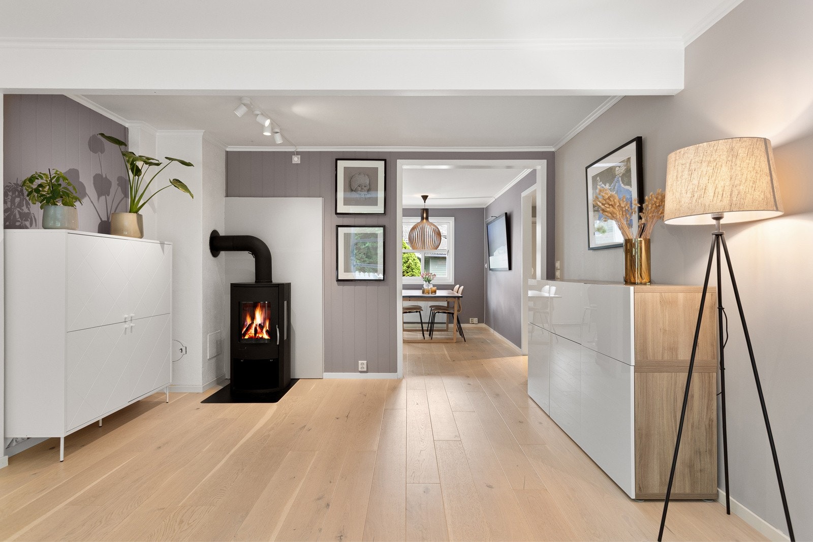 Fin peisovn i stuen, samt god plass til oppbevaring eller annen innredning. Galleribilde