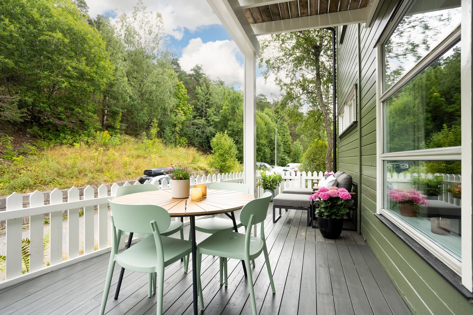 På denne siden har du også et stort uteområde med både terrasse og hageflekk. Galleribilde
