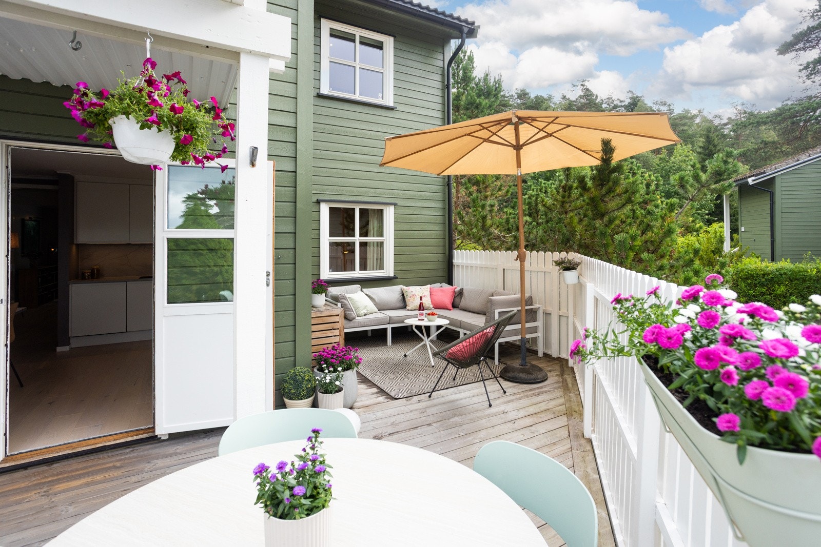 Lounge i eget hjørne der morgensolen kommer. Galleribilde