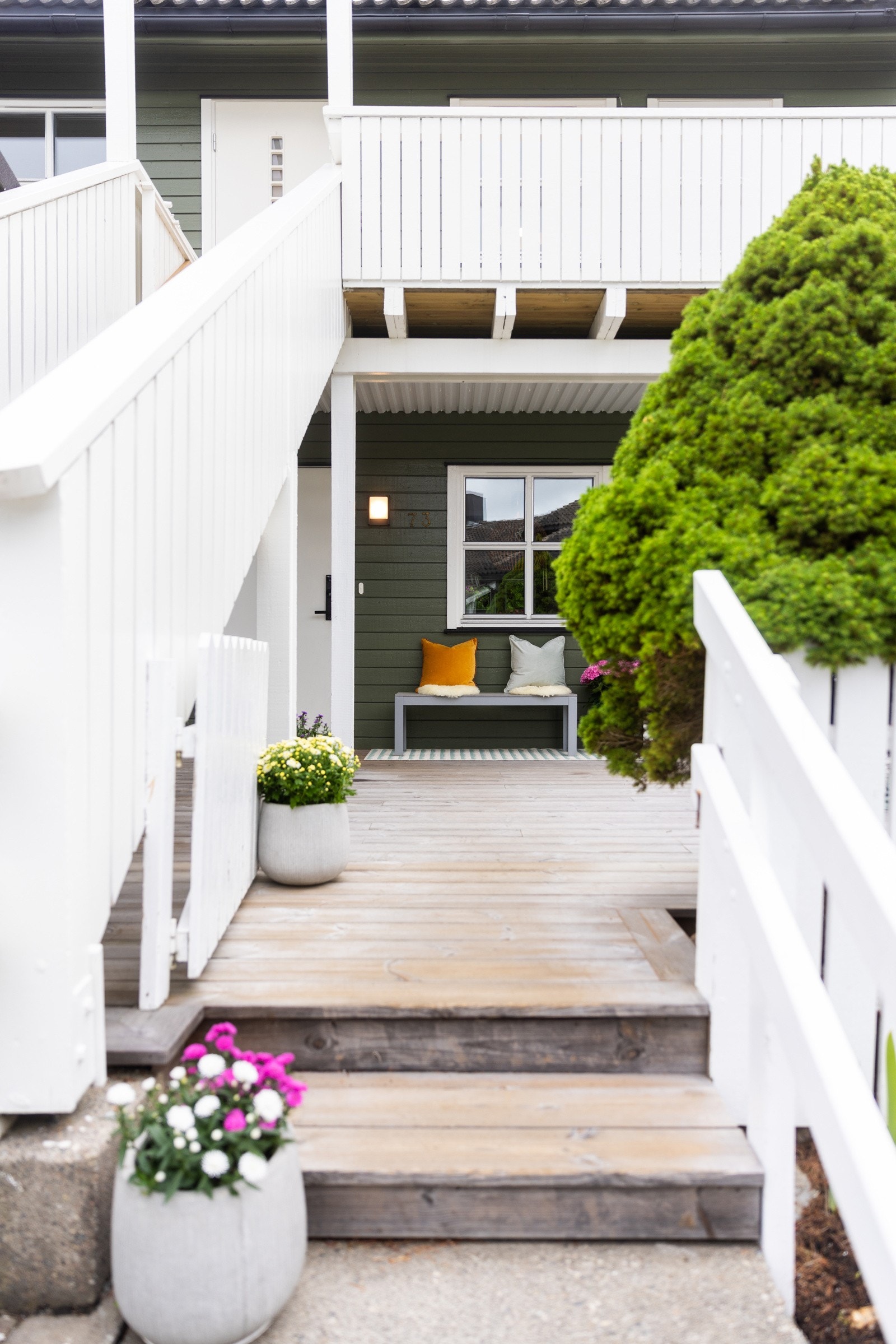 Eget inngangsparti med få trappetrinn opp til terrasse og inngangsparti. Galleribilde