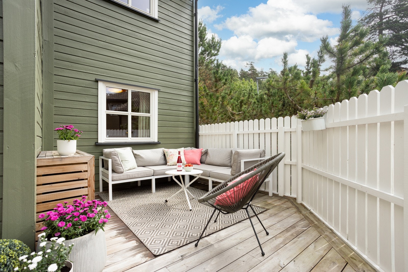 Uteplassen er svært romslig og oppleves som usjenert. Galleribilde