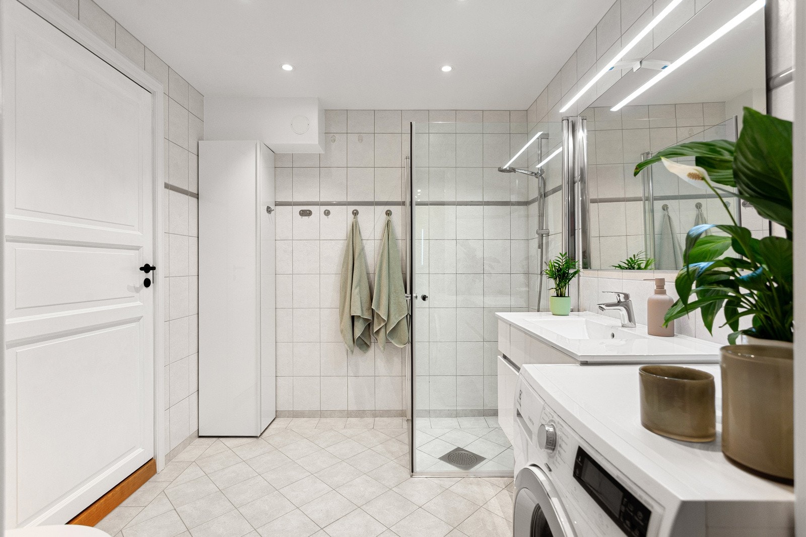 Romslig flislagt bad med varmekabler. Galleribilde