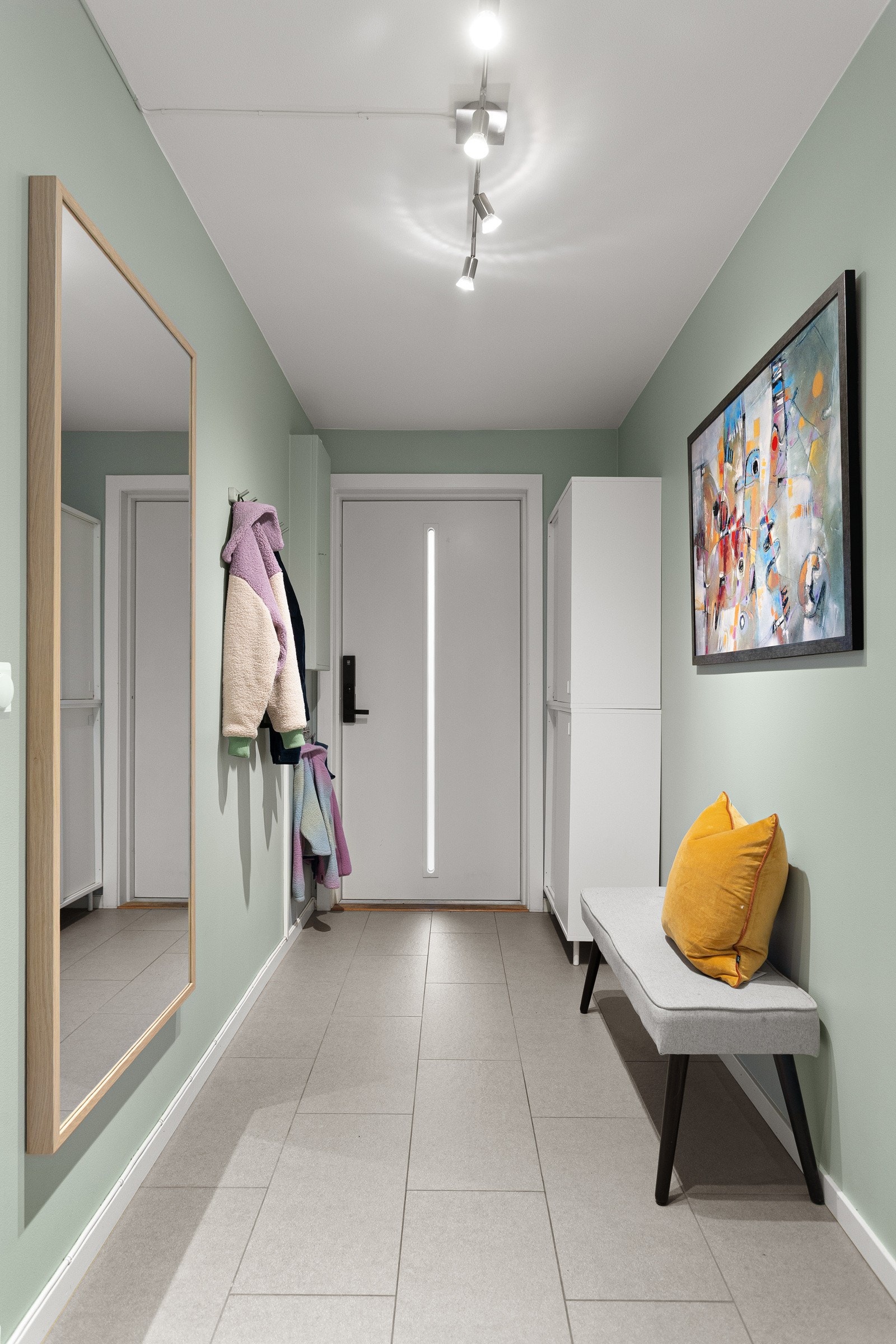 Romslig entré med skap, jakkeoppheng og plass til benk/konsollbord e.l. Galleribilde