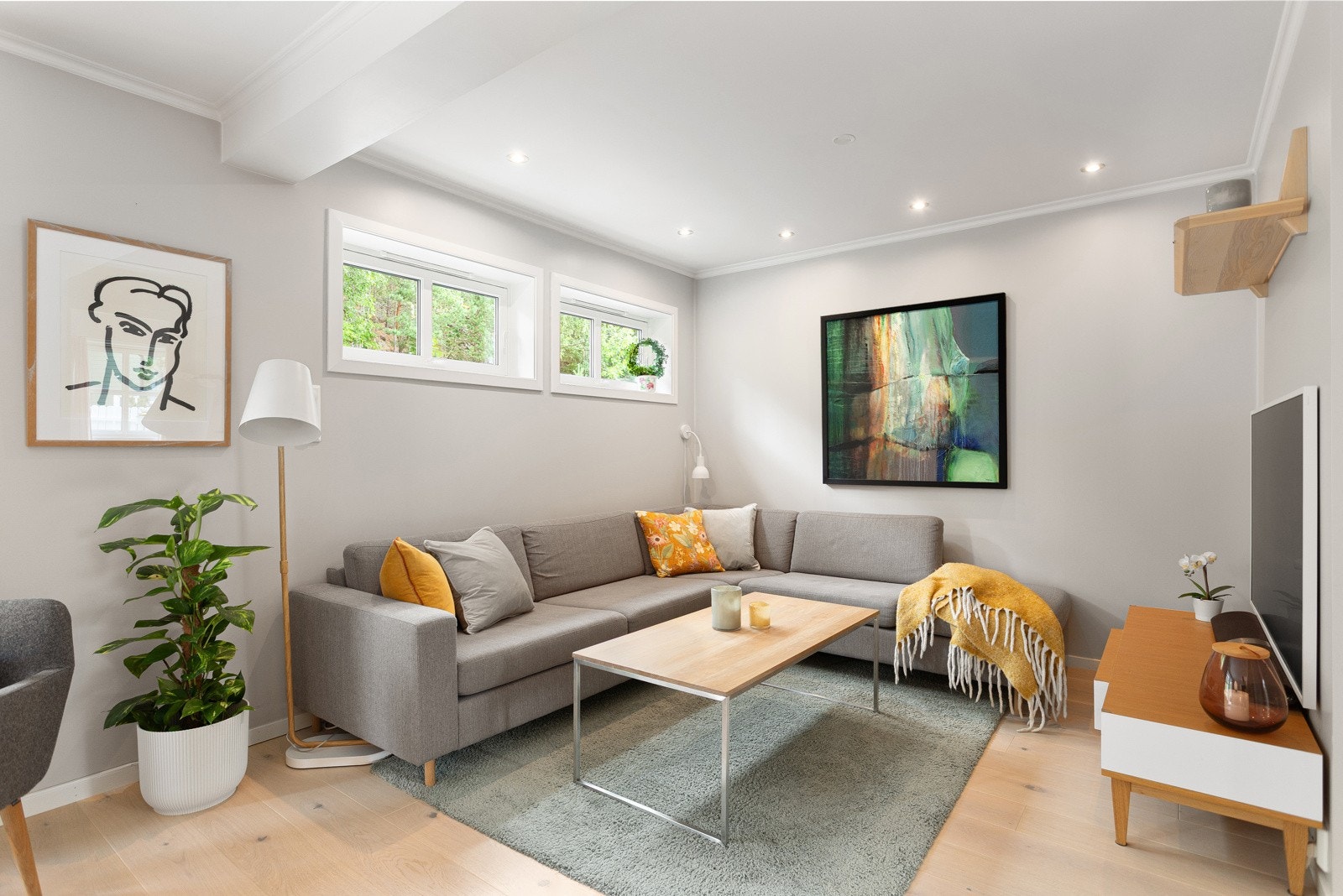 Koselig tv-stue med plass til stor sofa og mediamøblement. Galleribilde