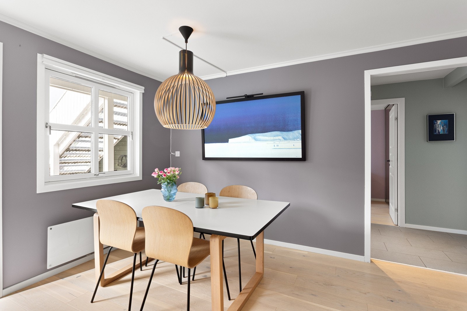 Det ble lagt ny parkett i alle oppholdsrom i 2020. Store deler av leiligheten er også malt de siste årene. Galleribilde