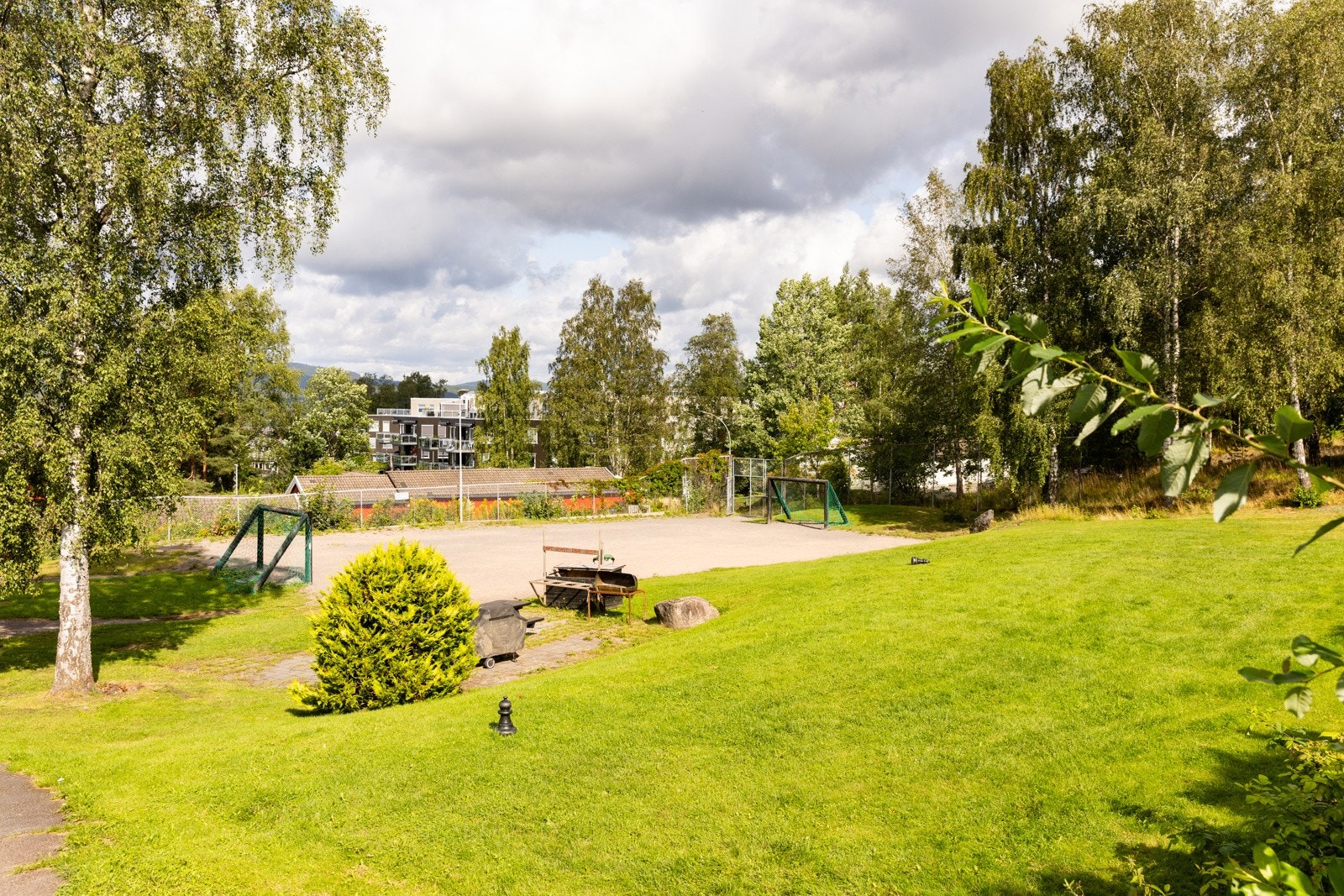 Borettslagets fellesområder er flott opparbeidet med bl.a. sittegrupper, grøntområder, ballbane og lekeplasser. Galleribilde