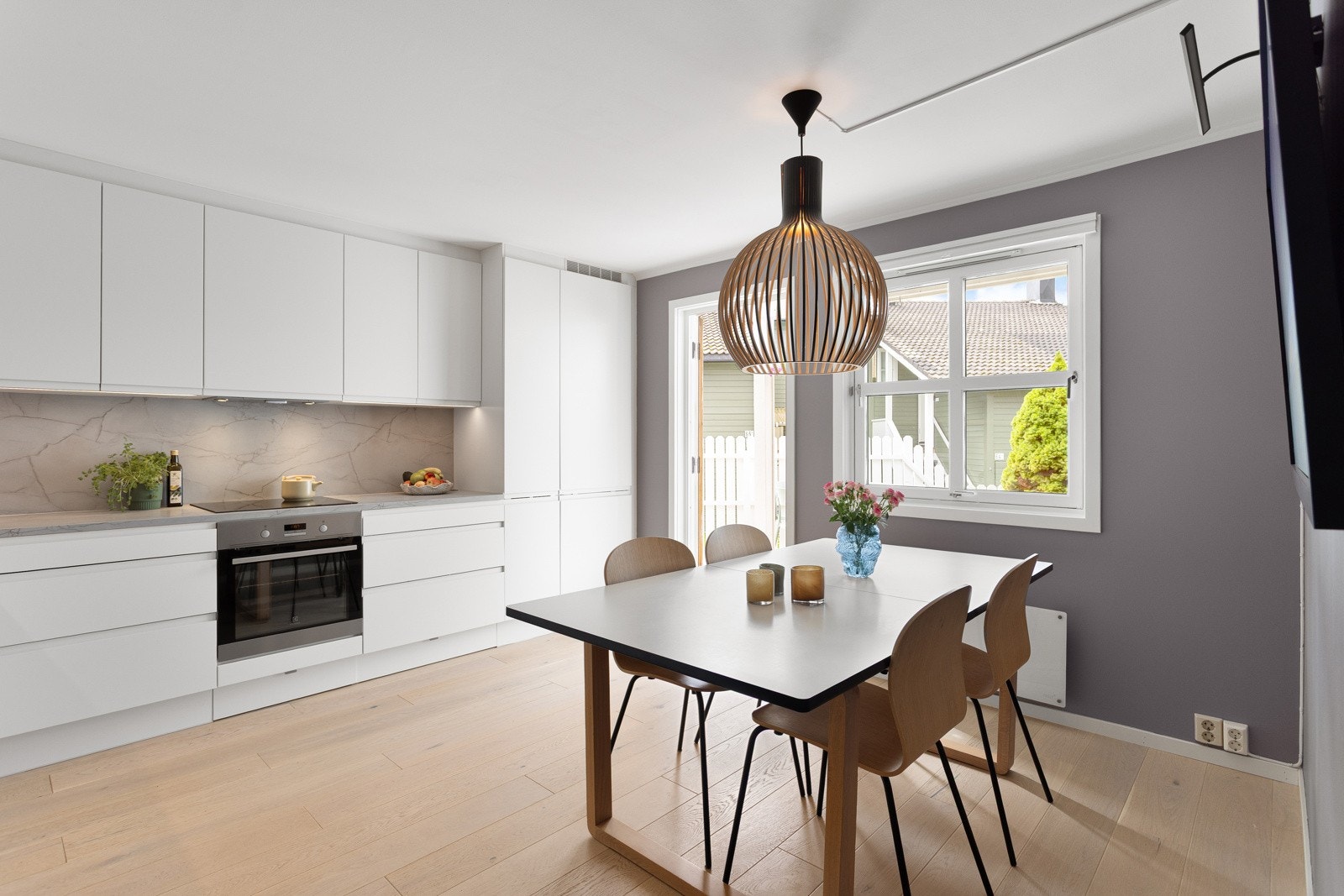 I leiligheten får du et flott spisekjøkken med direkte utgang til terrasse. Galleribilde