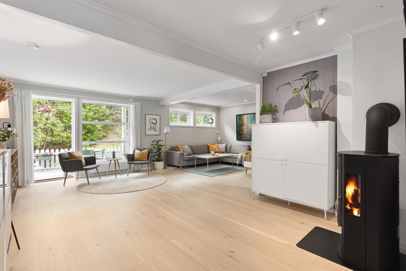 Svært stor stue der man kan innrede flere soner. Galleribilde