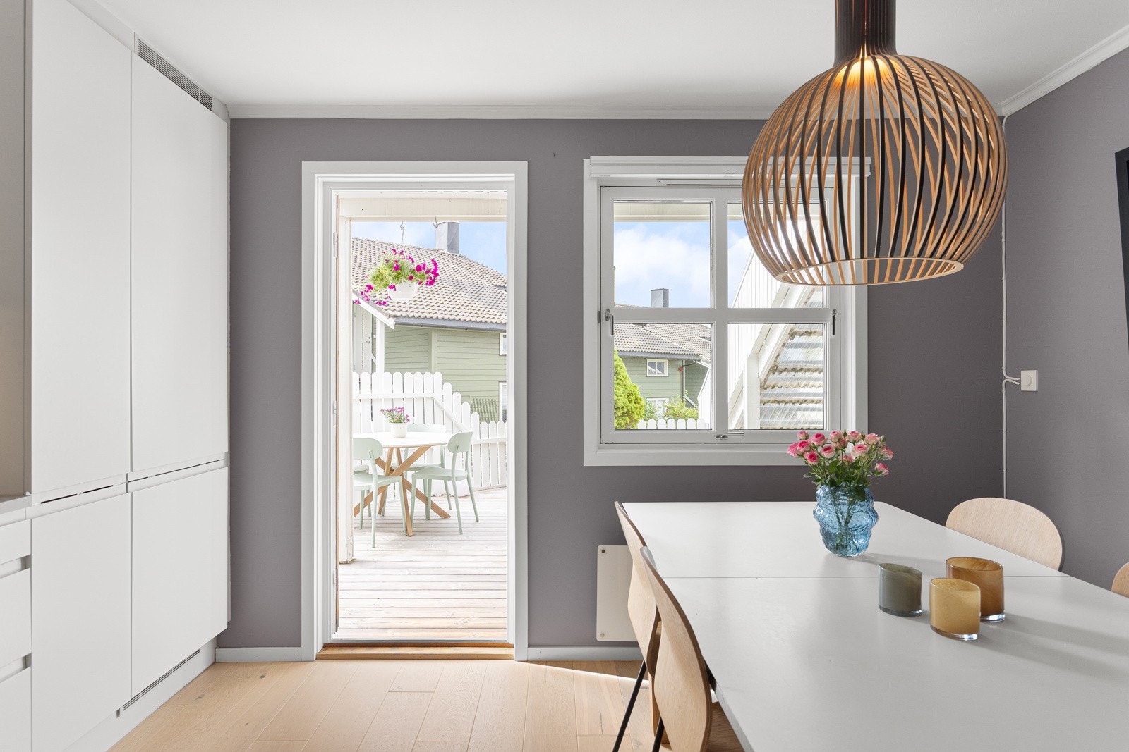 Fra kjøkkenet har du direkte adkomst ut til en av boligens to uteplasser. Galleribilde