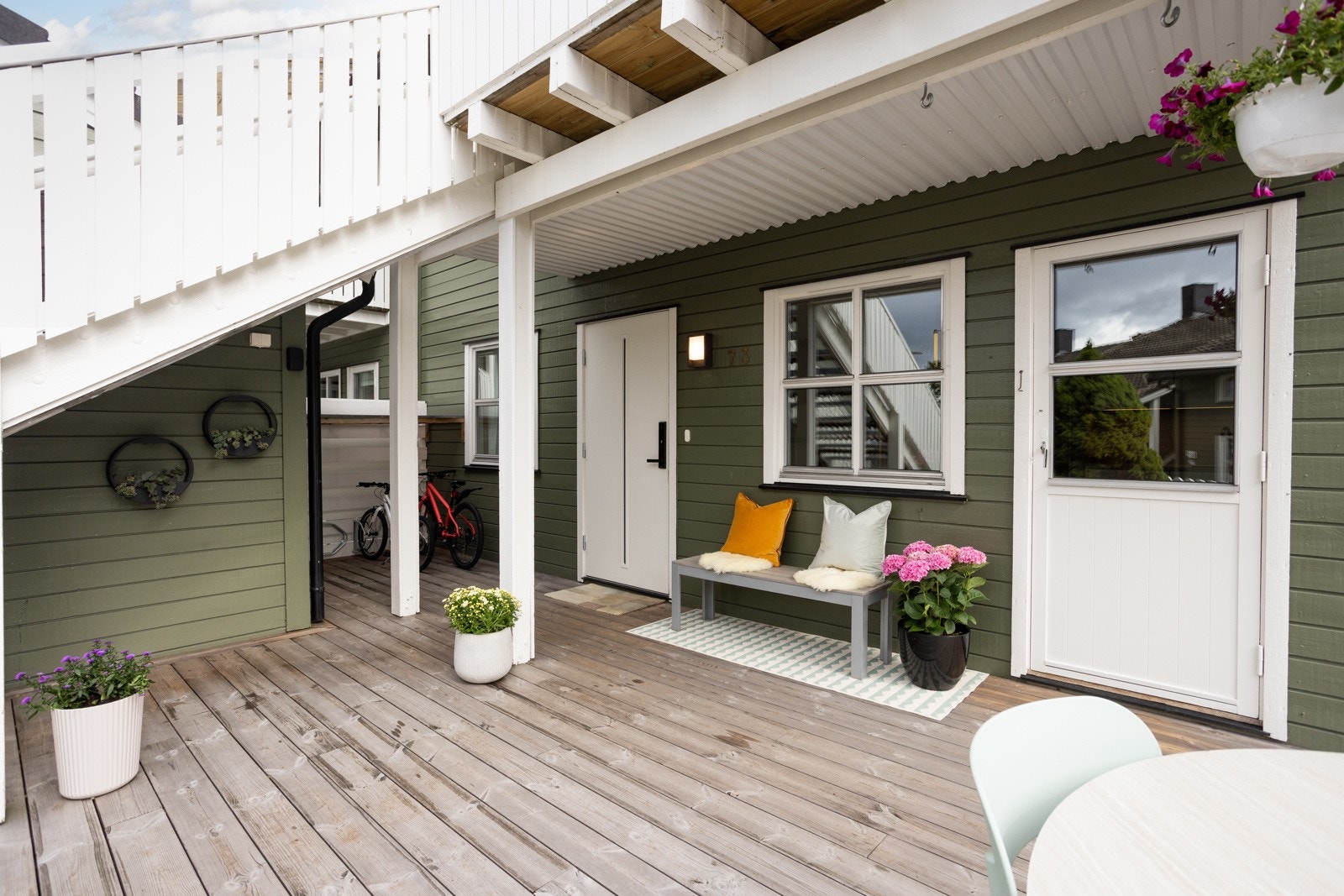 Her ute har du også en praktisk utebod og en dedikert plass til å sette fra deg barnevogn og/eller sykler. Galleribilde