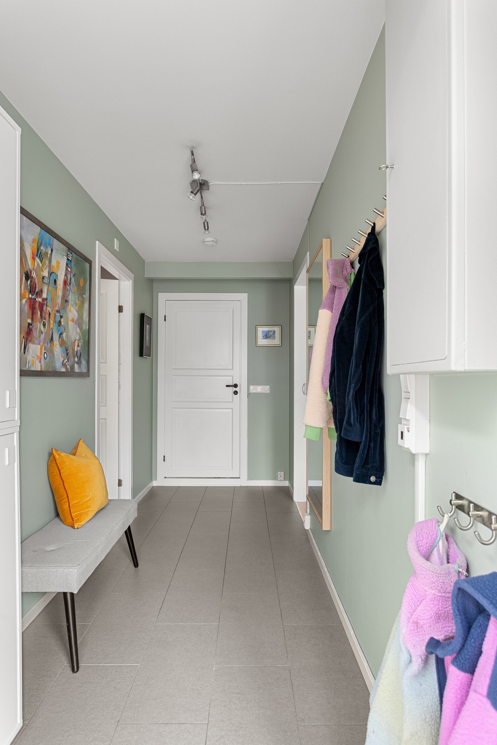 Entréen har et praktisk flislagt gulv. Galleribilde