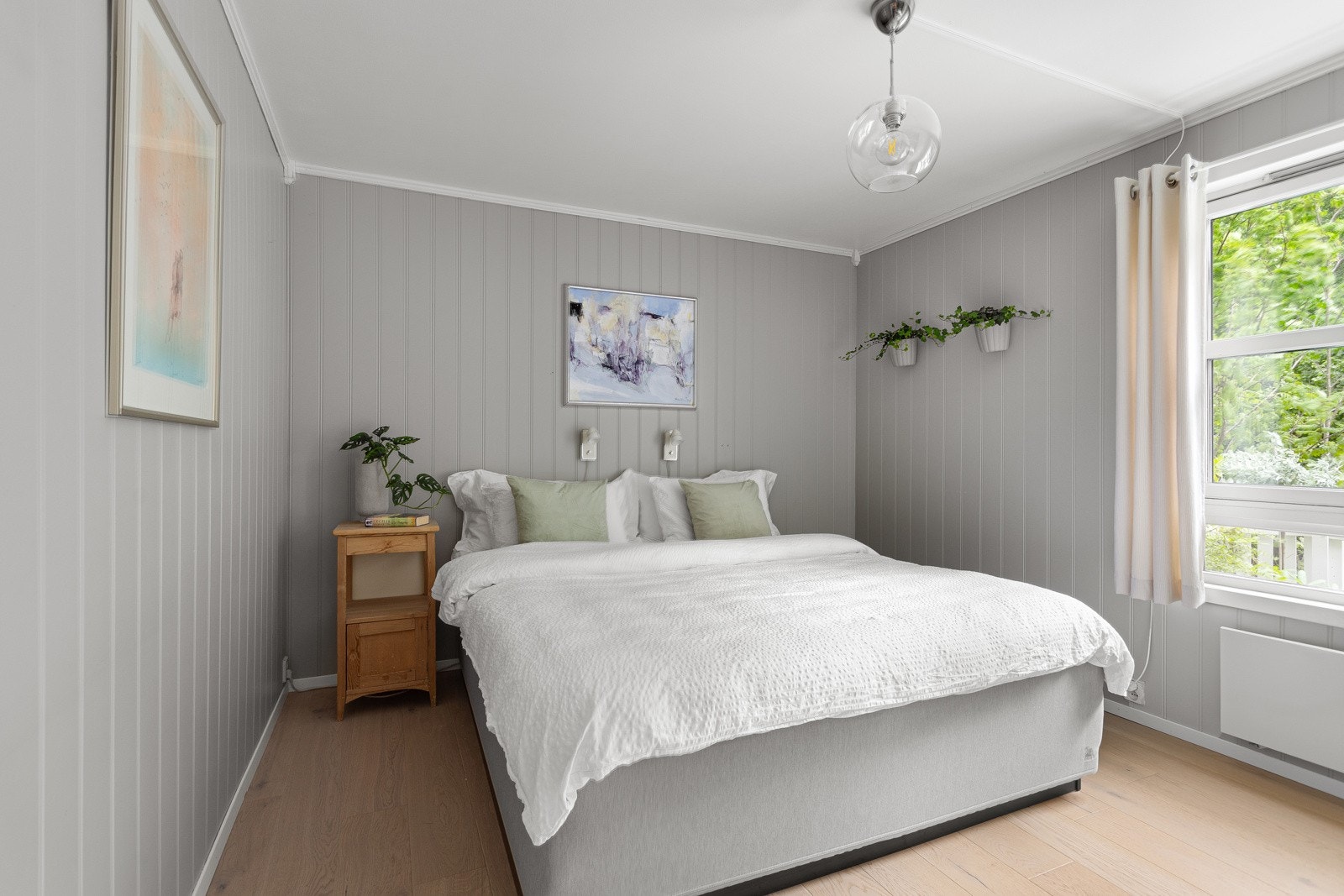 Hovedsoverommet har god plass til dobbeltseng og grønt utsyn. Galleribilde