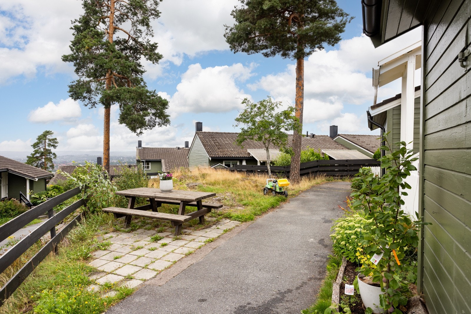 Koselig sitteområde rett ovenfor boligen der du kan nyte kveldssolen. Galleribilde
