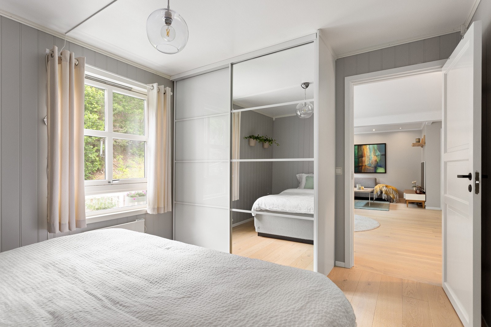 Her har du også en romslig skyvedørsgarderobe. Galleribilde