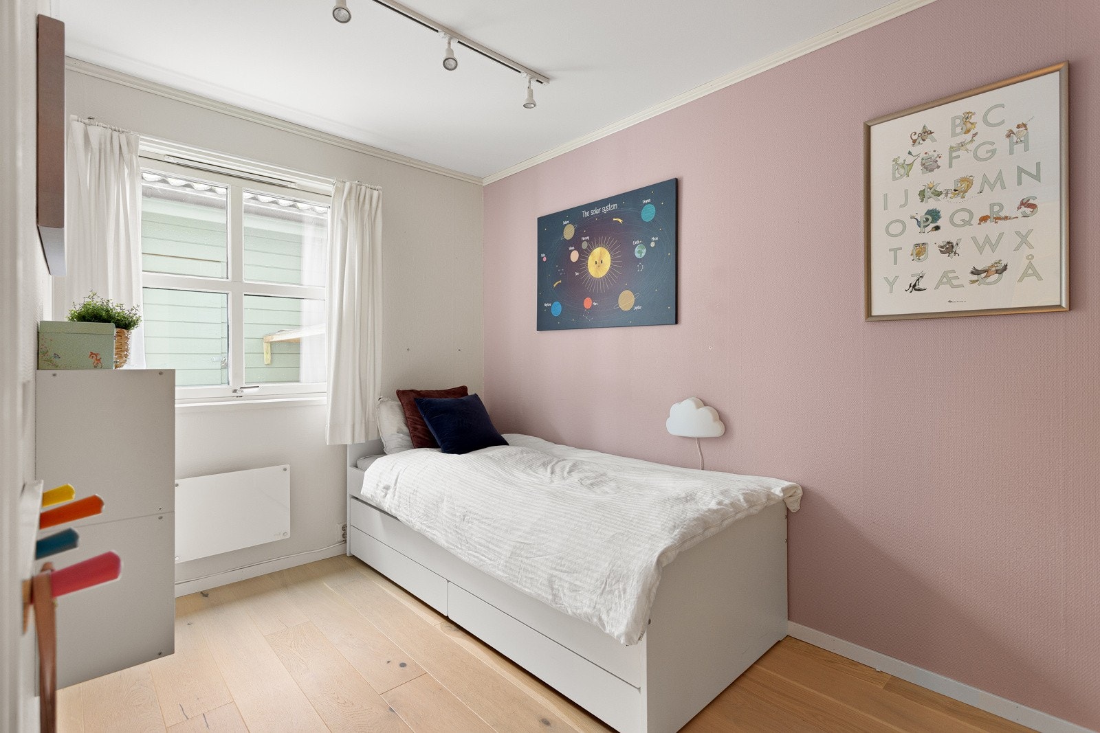 Soverom 3 har også god plass til seng/dobbeltseng og pult/kontor. Galleribilde