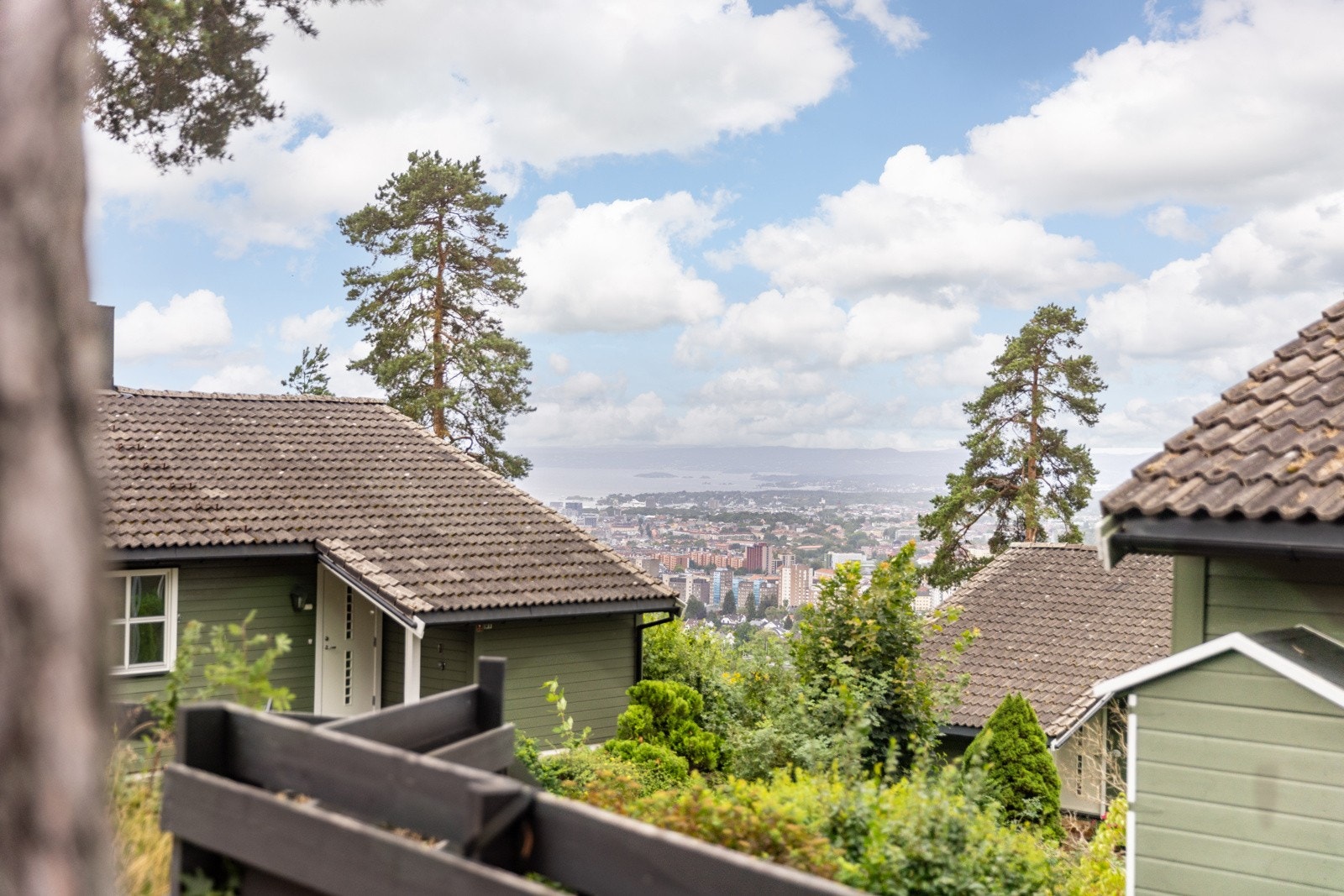 Akebakken ligger høyt i terrenget, rett nedfor Grefsenkollen, med marka rett over veien. Galleribilde