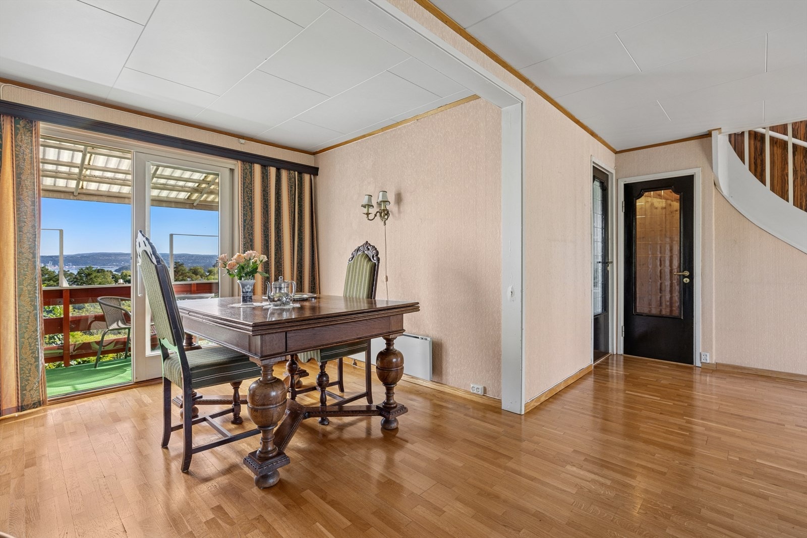 Plass til spisegruppe med plass til venner og familie. Galleribilde