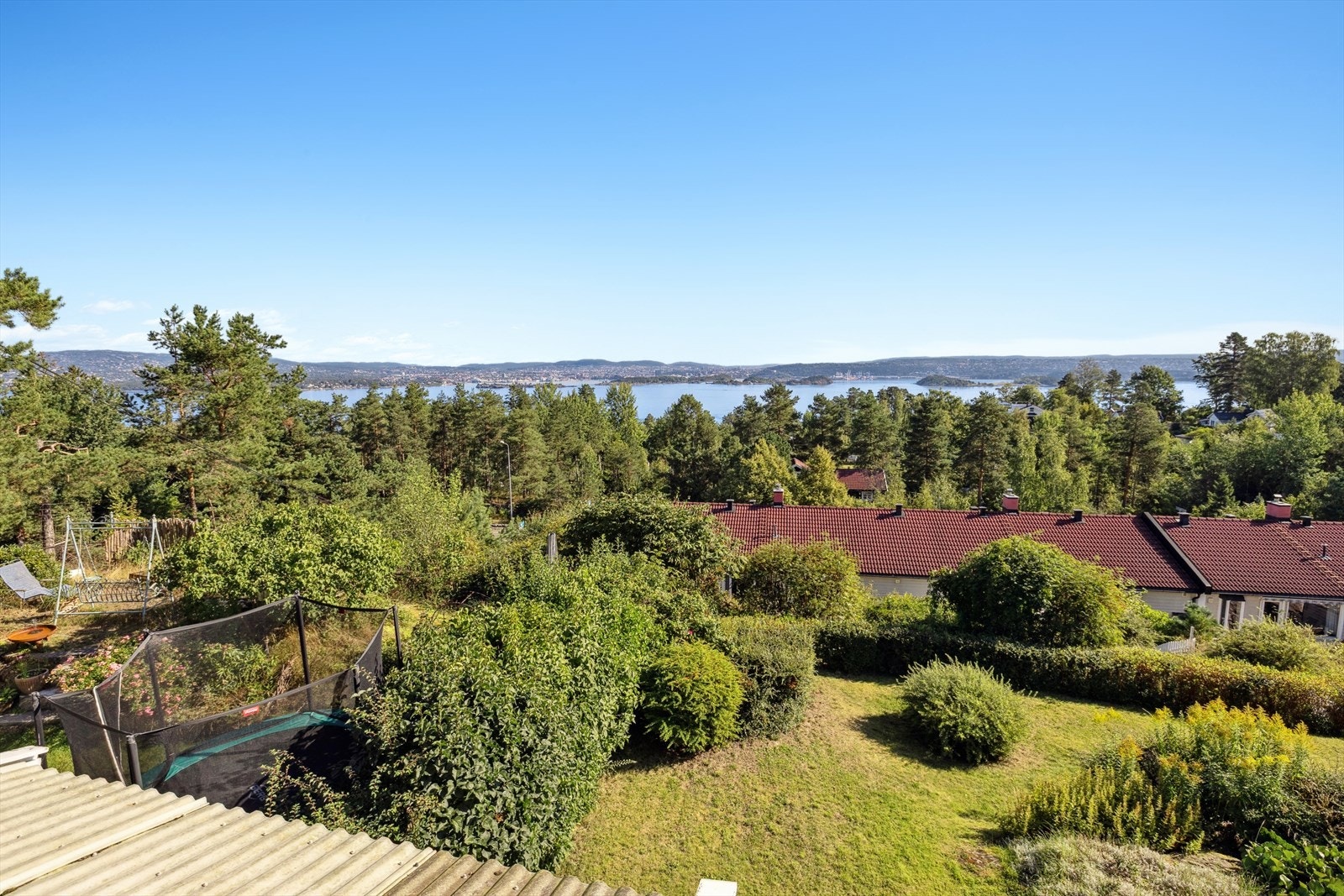 Fin beliggenhet på toppen av en liten kolle med flott utsikt mot sjøen og Oslo by! Galleribilde