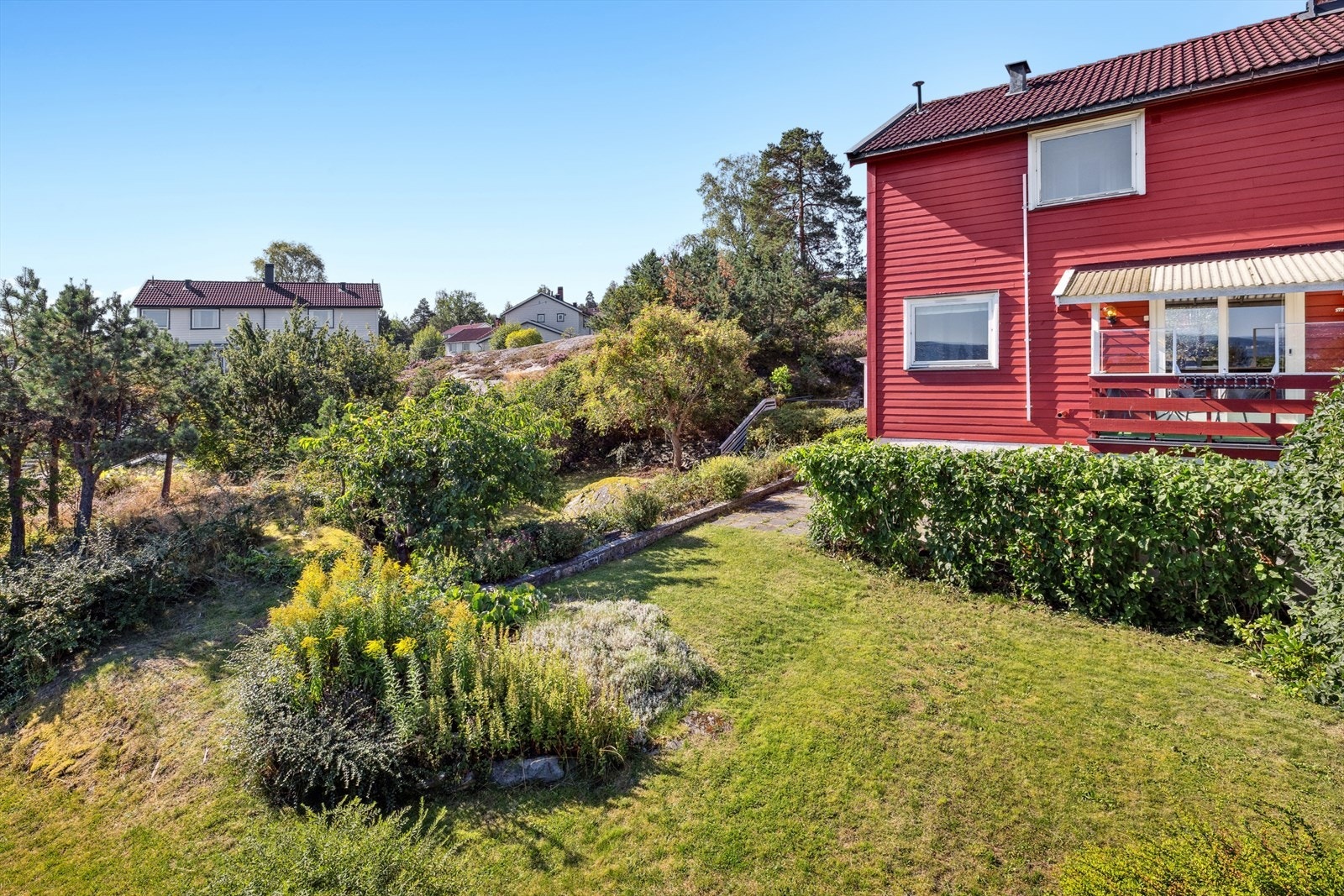 Boligen er beliggende i et meget attraktivt og barnevennlig boområde sentralt på Tangen. Galleribilde