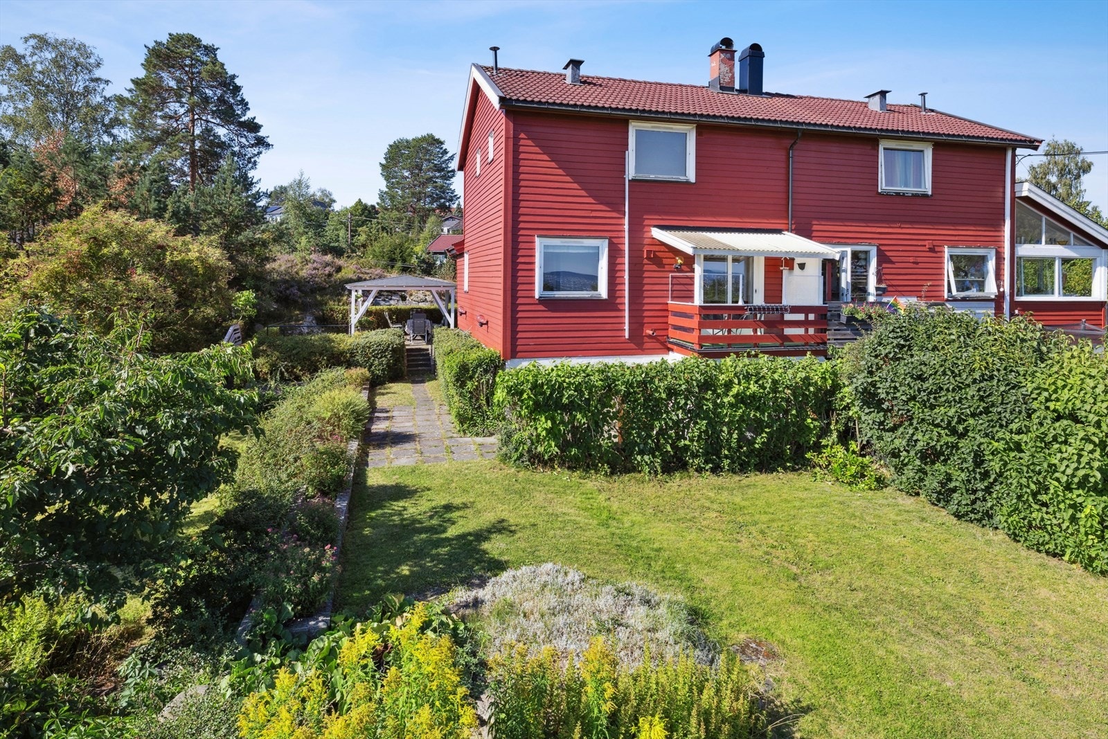 Halvpart av tomannsbolig som har en fin og solrik hage beliggende innerst i en stikkvei. Galleribilde