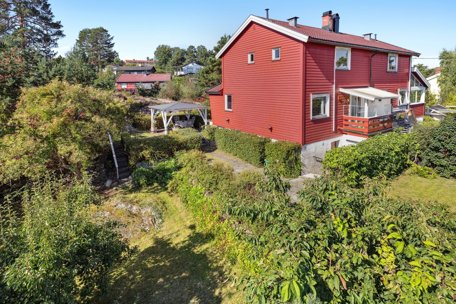 Hagen er pent opparbeidet med bl.a. plenarealer, hellelagt areal med paviljong, diverse beplantninger busker og hekk. Galleribilde